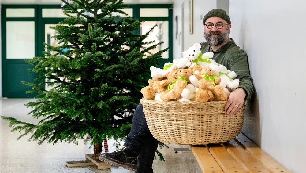 Gefangenenseelsorger Jonathan Werner mit Korb voller Teddys