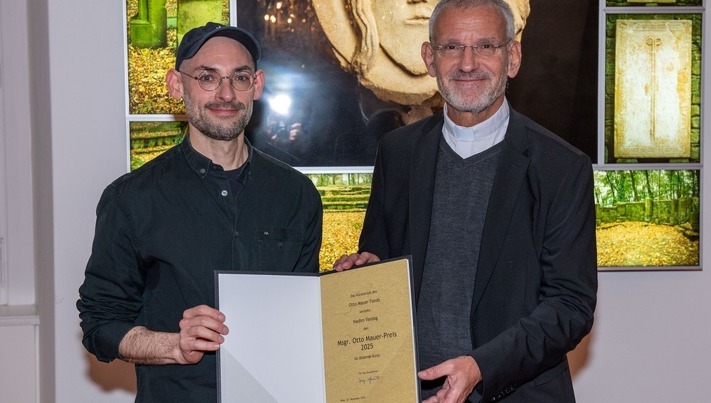 v.l.n.r.  Nadim Vardag, Msgr. Otto Mauer Preisträger 2025, und Nikolaus Krasa, Delegat des Apostolischen Administrators