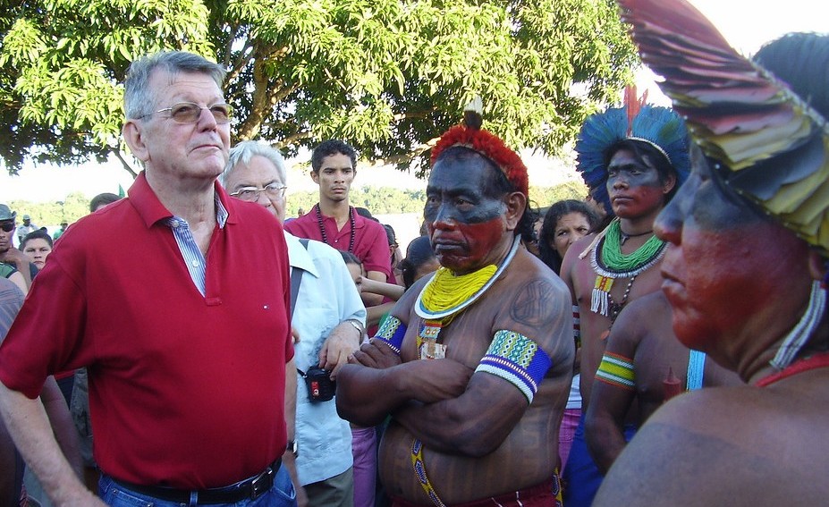 Bischof Erwin Kräutler mit indigenen Bewohnern Amazoniens