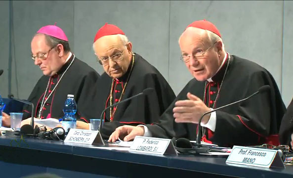 Kardinal Schönborn bei der Präsentation von 'amoris laetitia'