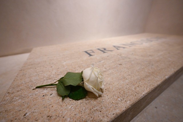 Weiße Rose am grab von Papst Franziskus (2013-2025)