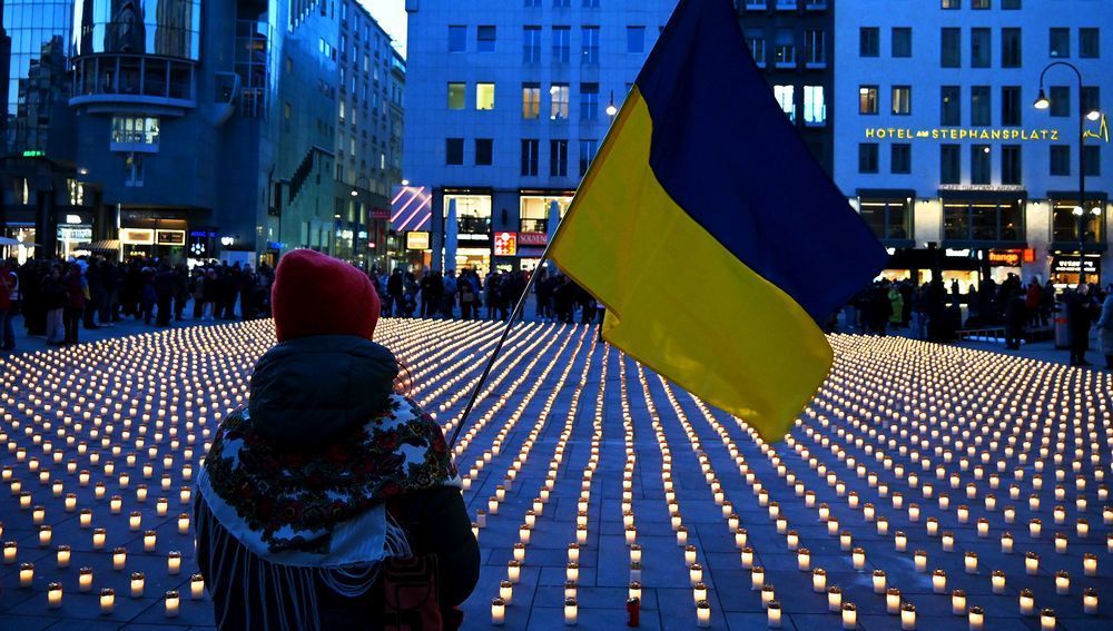 'Lichtermeer aus Solidarität mit der Ukraine' der Caritas am Wiener Stephansplatz, 20. Februar 2025