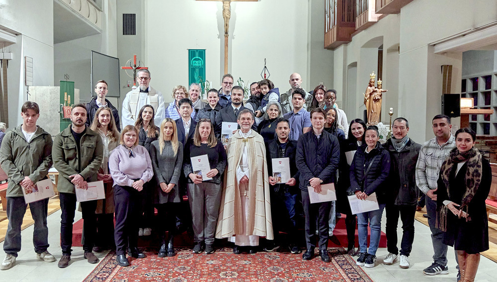 Taufkandidatinnen und -kandidaten mit ernanntem Erzbischof Gründwidl