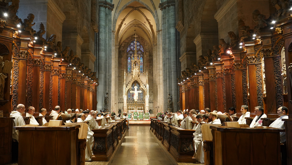 Mönche im Chorgestühl in Stift Heiligenkreuz