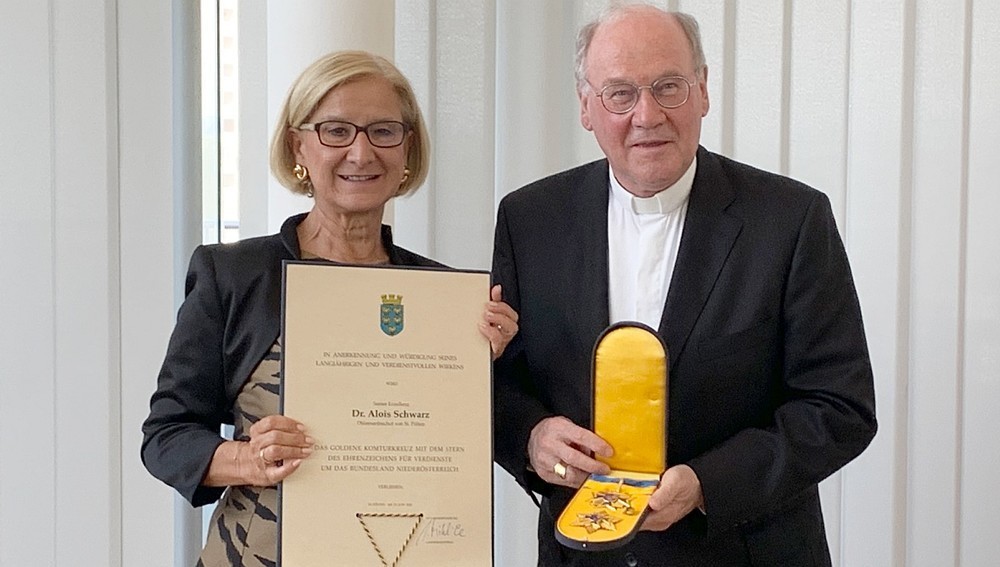 Bischof Schwarz erhält Goldenes Komturkreuz mit Stern von Landeshauptfrau Mikl-Leitner
