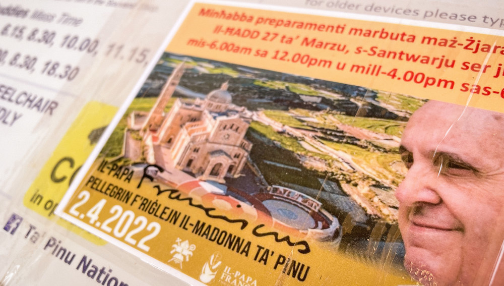 Plakat mit der Ankündigung einer Reise von Papst Franziskus nach Malta in Gharb auf der Insel Gozo (Malta) am 27. März 2022.