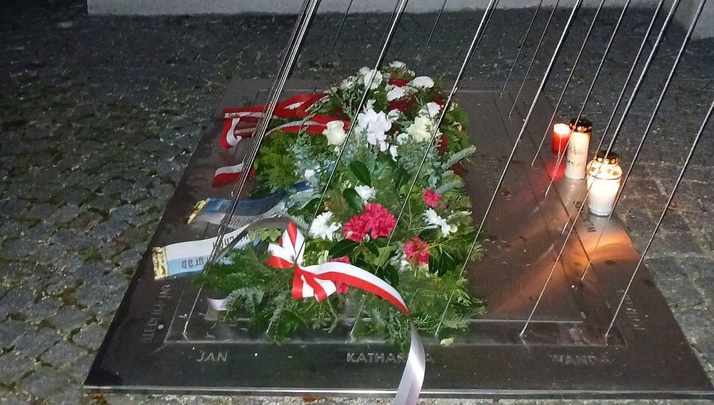 Gedenkinstallation von Bibiana Weber an 'Kinder von Etzelsdorf' am Friedhof Pichl bei Wels