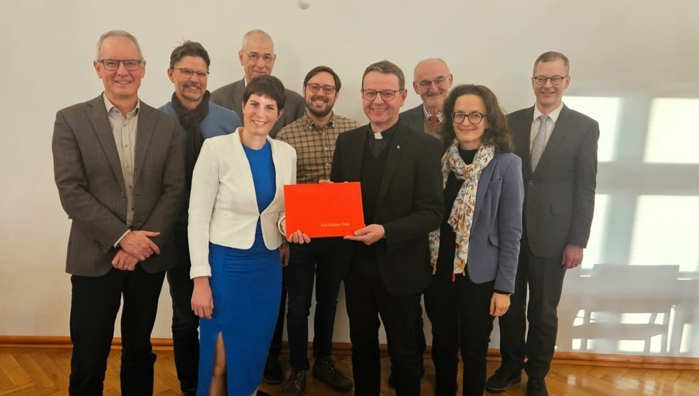 Verleihung des Karl Rahner-Preises an Agnes Slunitschek am 23. Jänner 2025 in Innsbruck - v.l.: Gottfried Kompatscher, Dekan Wilhelm Guggenberger, Thomas Bremer, Preisträgerin, Benedikt Collinet, P. Christian Marte, Roman Siebenrock, Michaela Quast-N