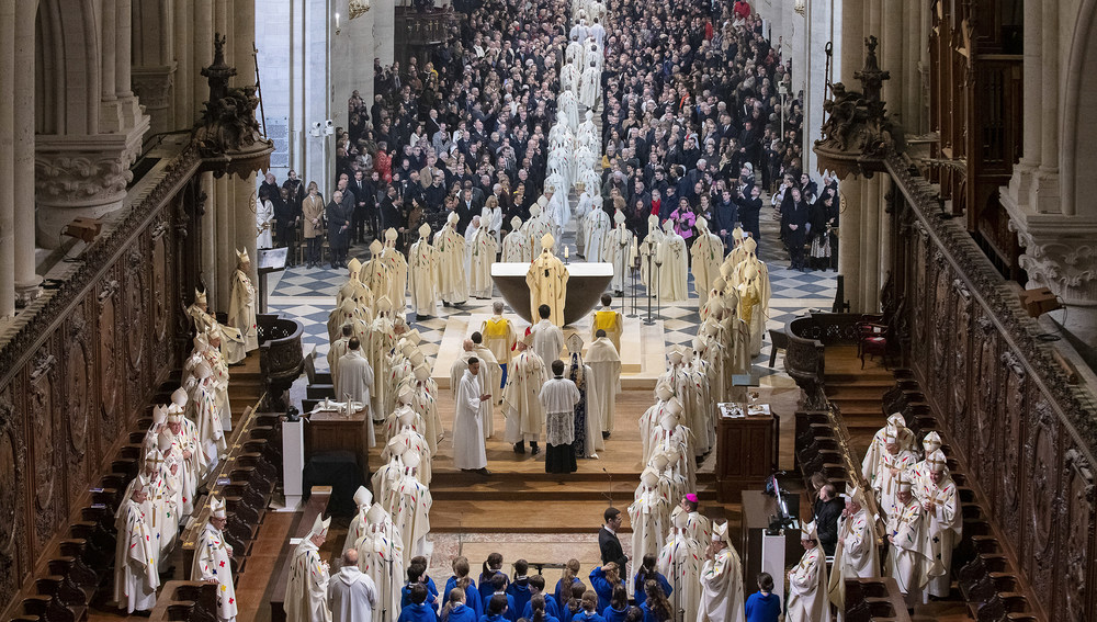 Auszug beim ersten Gottesdienst nach der Wiedereröffnung in der Kathedrale Notre-Dame mit Laurent Ulrich, Erzbischof von Paris, am 8. Dezember 2024 in Paris (Frankreich).