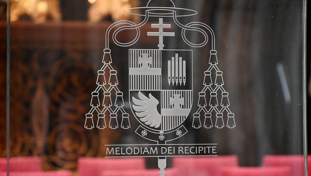 Bischöfliches Wappen von Josef Grünwidl auf der Kathedra im Stephansdom