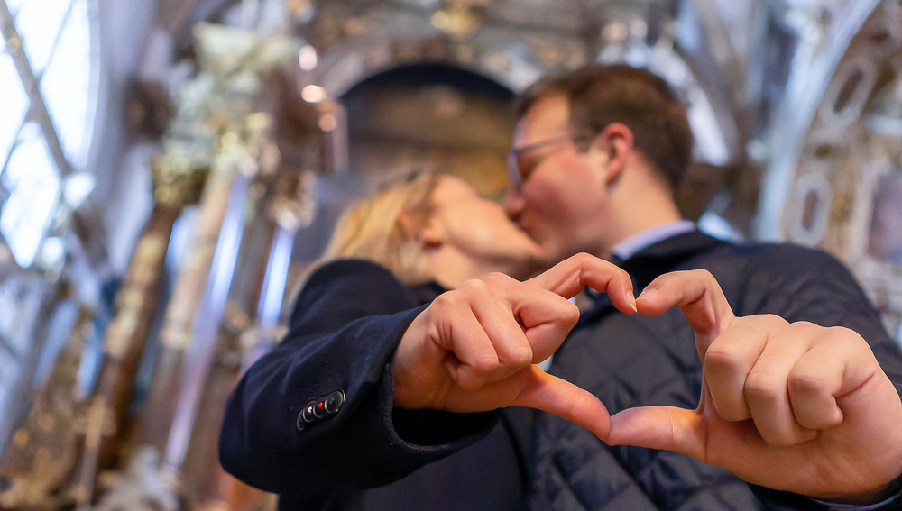 Verliebtes Paar in der Kirche