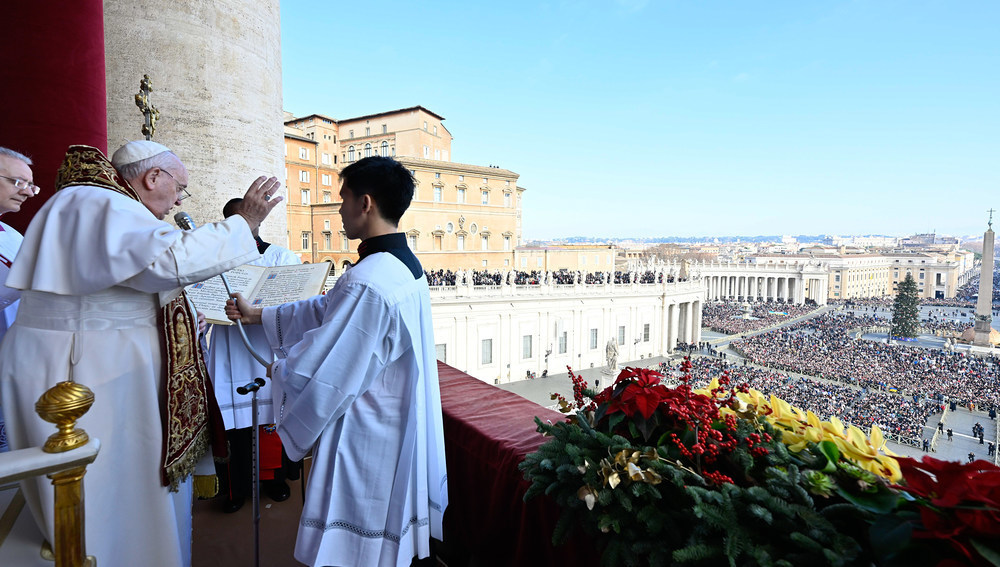 Papst Franziskus steht auf dem Balkon des Petersdoms und spendet den Segen 'Urbi et orbi'