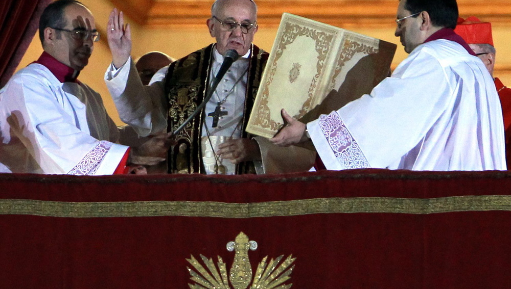 Download von www.picturedesk.com am 13.03.2013 (21:59). epa03622415 Argentina Cardinal Jorge Mario Bergoglio blesses believers from the balcony after he was elected the new Pontiff, 13 March 2013 at the Vatican. The 76 year old will be called Pope F