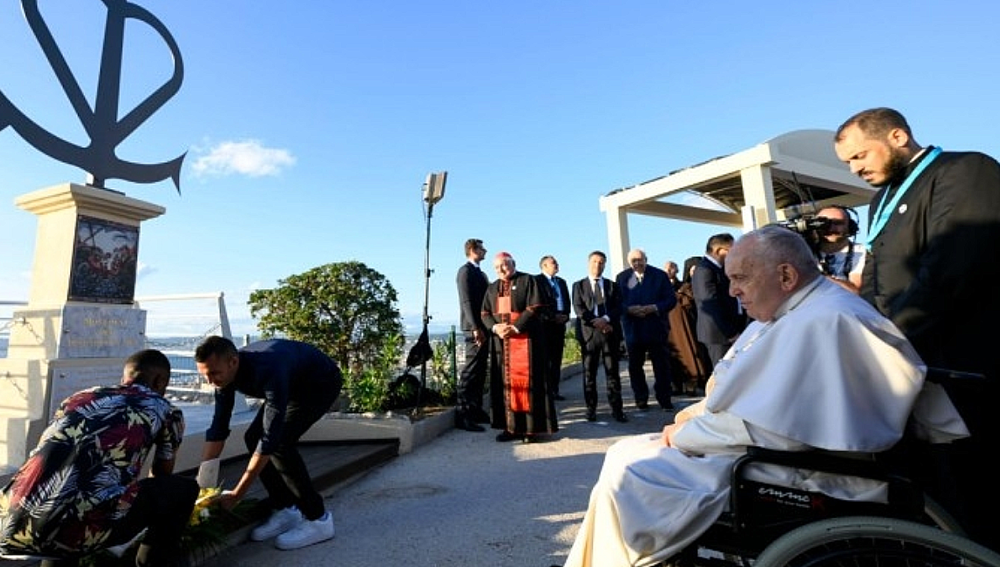 Papst an Gedenkort für Ertrunkene im Mittelmeer in Marseille am 22.9.2023