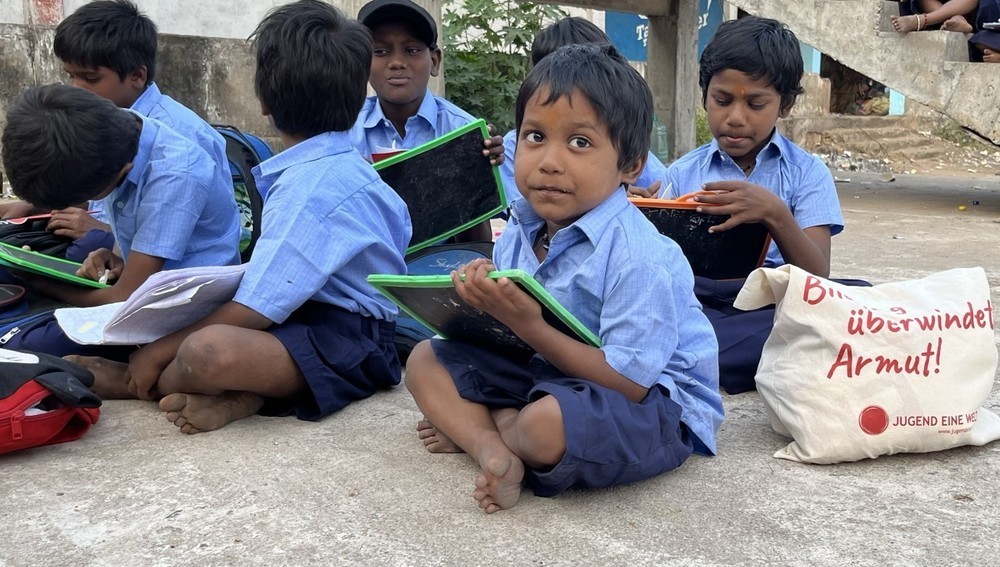 Rund 60 Kinder im Alter von 5 bis 8 Jahren besuchen das Schulprojekt 'Beach Blossom' direkt am Strand von Indiens Millionenstadt Vishakhapatnam