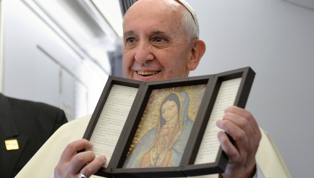 Weltjugendtag in Rio de Janeiro vom 23. bis zum 28. Juli 2013. Bild: Papst Franziskus gekommt von einem Journalisten wŠhrend des Fluges nach Brasilien am 22. Juli 2013 ein Bild der Madonna von Guadalupe geschenkt.