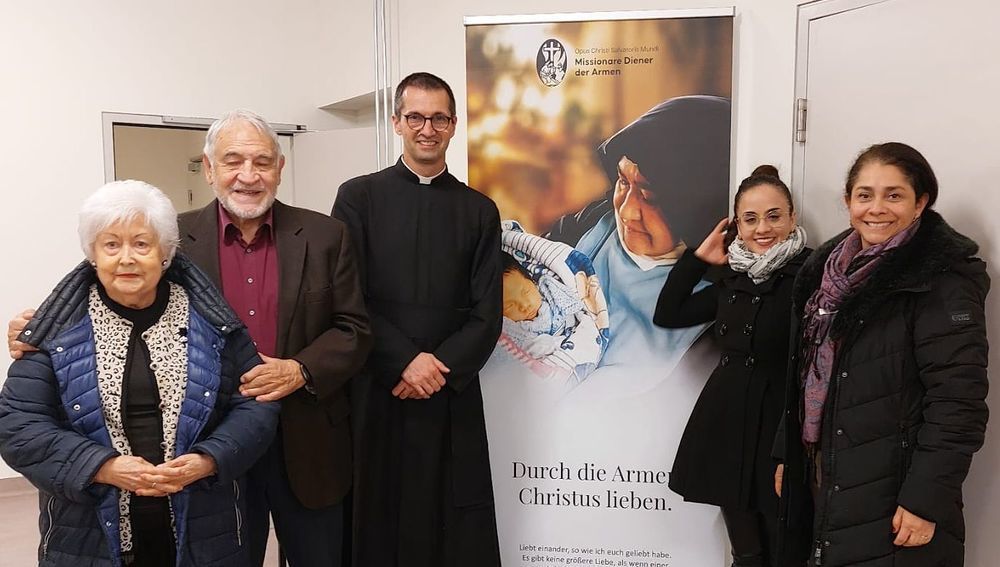 Missionspriester P. Sebastian Dumont (Mitte) mit Künstlern bei Benefizkonzert in Wiener Pfarre Maria Namen