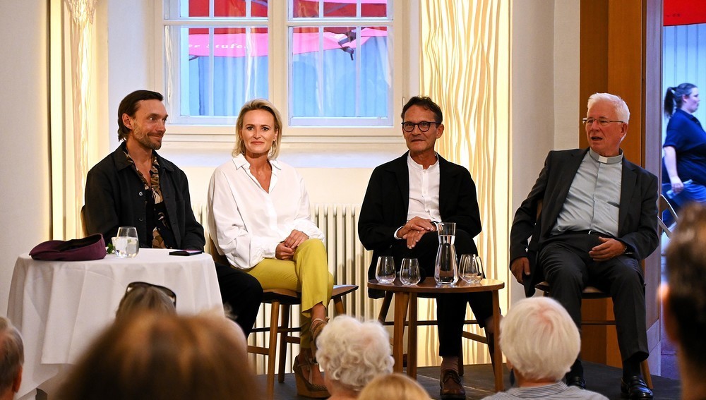v.l.: Christoph Luser (Schauspieler im Jedermann), Alexandra Meissnitzer (ehem. Skirennläuferin), Bernhard Fügenschuh (Rektor der Universität Salzburg) und Erzbischof Franz Lackner