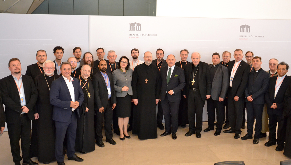 Priester der katholischen Ostkirchen mit Kardinal Schönborn und Nationalratspräsident Sobotka (Wien, 17. Mai 2022)