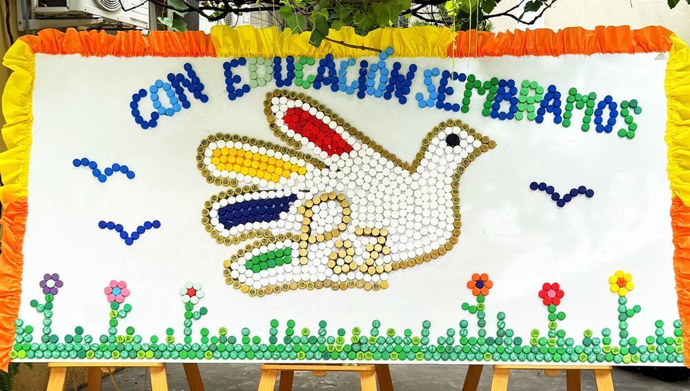 Friedenstaube in Ecuador aus Getränkeverschlüssen