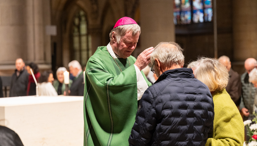 Bischof Scheuer segnet Paar im Linzer Dom