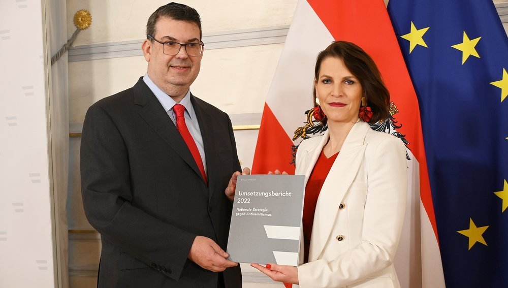 IKG-Präsident Deutsch und Ministerin Edtstadler präsentieren Zweiten Umsetzungsbericht gegen Antisemitismus