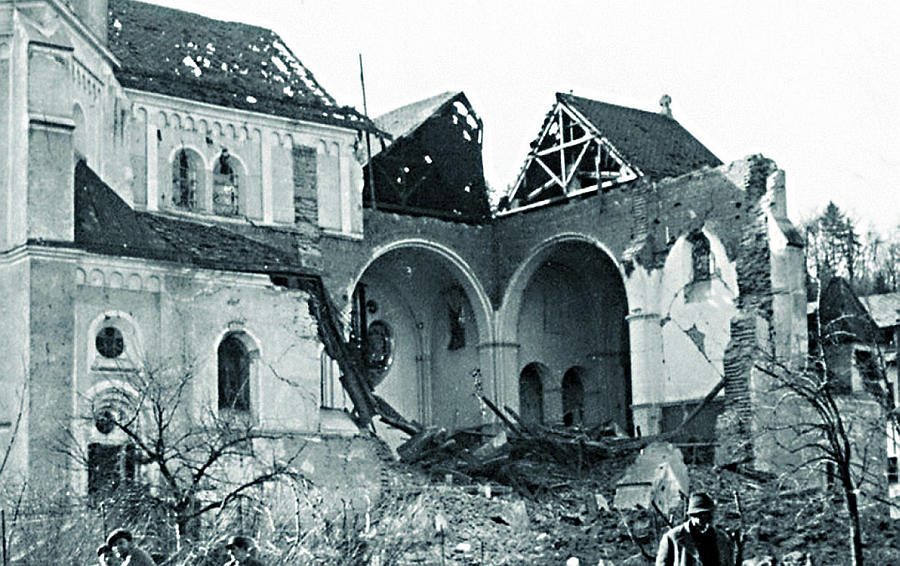 Zerstörte Amstettner Herz-Jesu-Kirche 1945