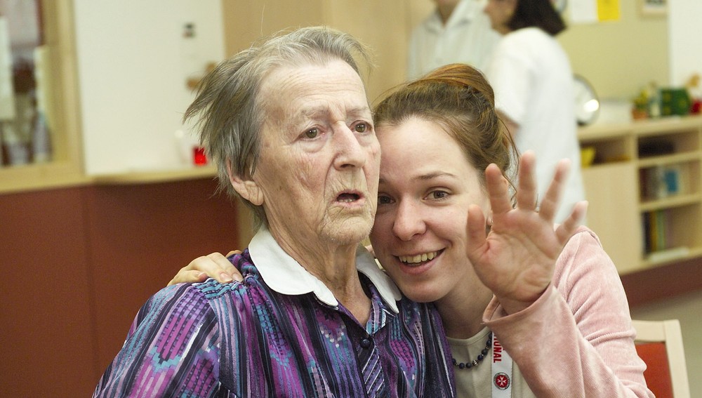 Seniorin mit Pflegerin im Pflegeheim