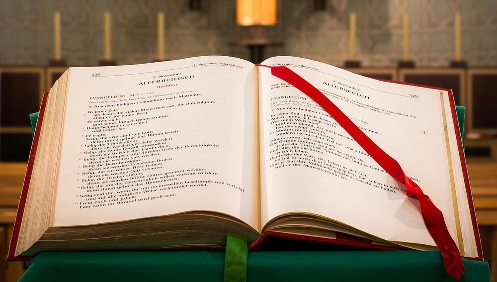 Aufgeschlagenes Evangeliar mit Text der Seligpreisungen