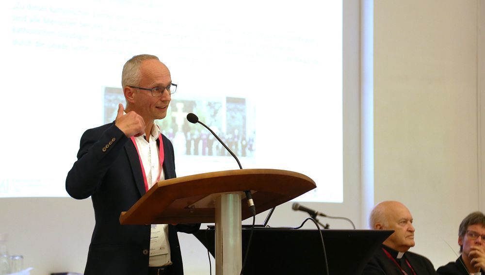 Prof. Robert Svaton beim Internationalen Symposium 'Shaping Synodality in Europa - von der Vision zur Roadmap' in Puchberg bei Wels