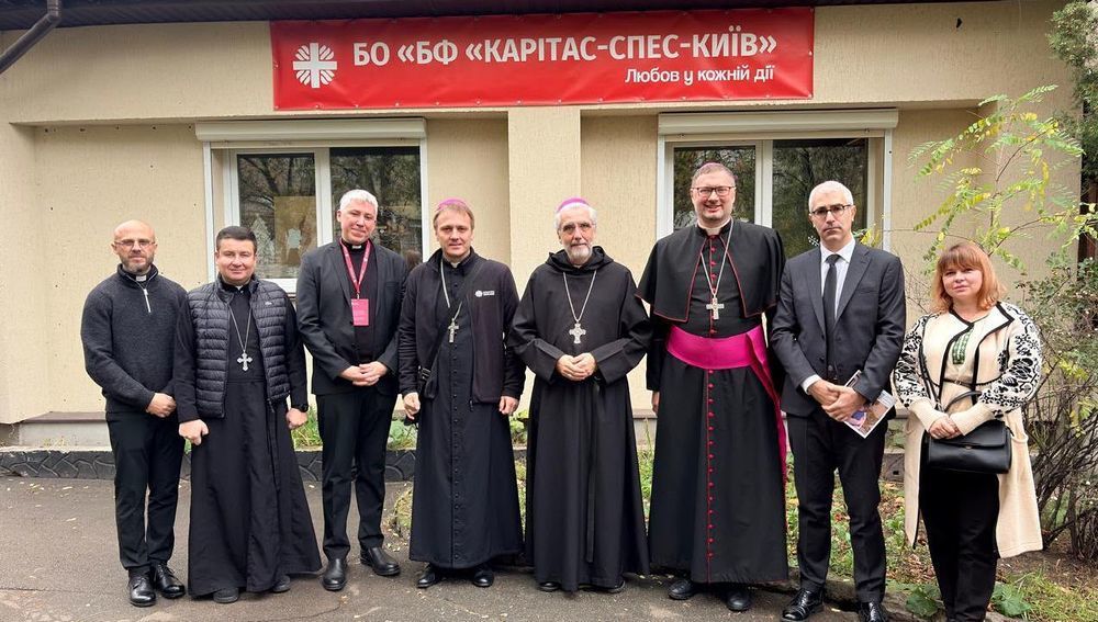 Päpstlicher Almosenmeister Erzbischof Luis Marín de San Martín (Mitte) in Kiew