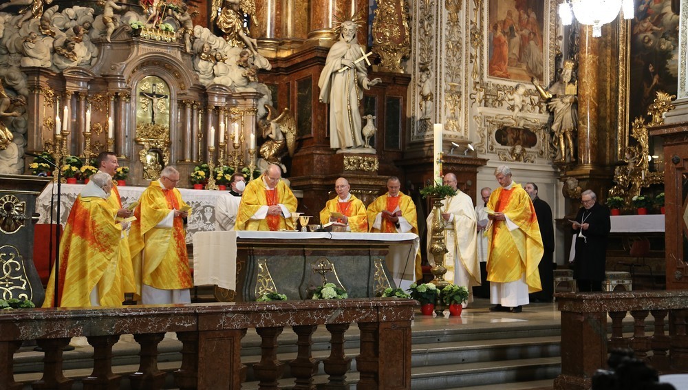 Kathpress 75 Jahre - Messe u. a. mit Kardinal Christoph Schönborn, Kirche Franziskanerkloster, Wien, 4. Mai 2022