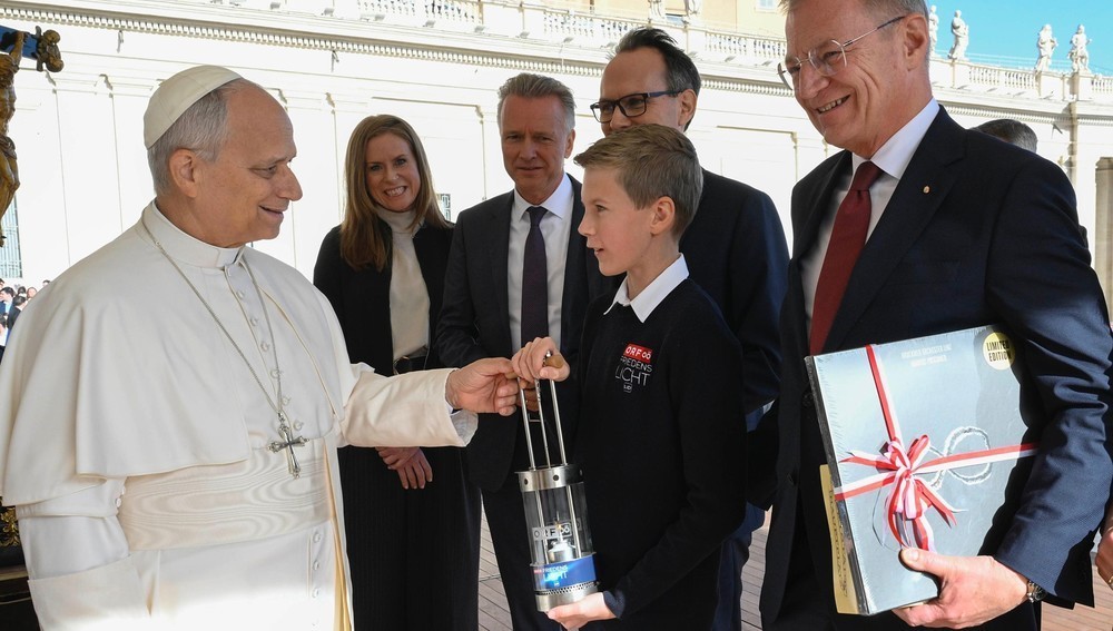 Florian Mitter übergibt Friedenslicht aus Bethlehem an Papst Leo XIV.