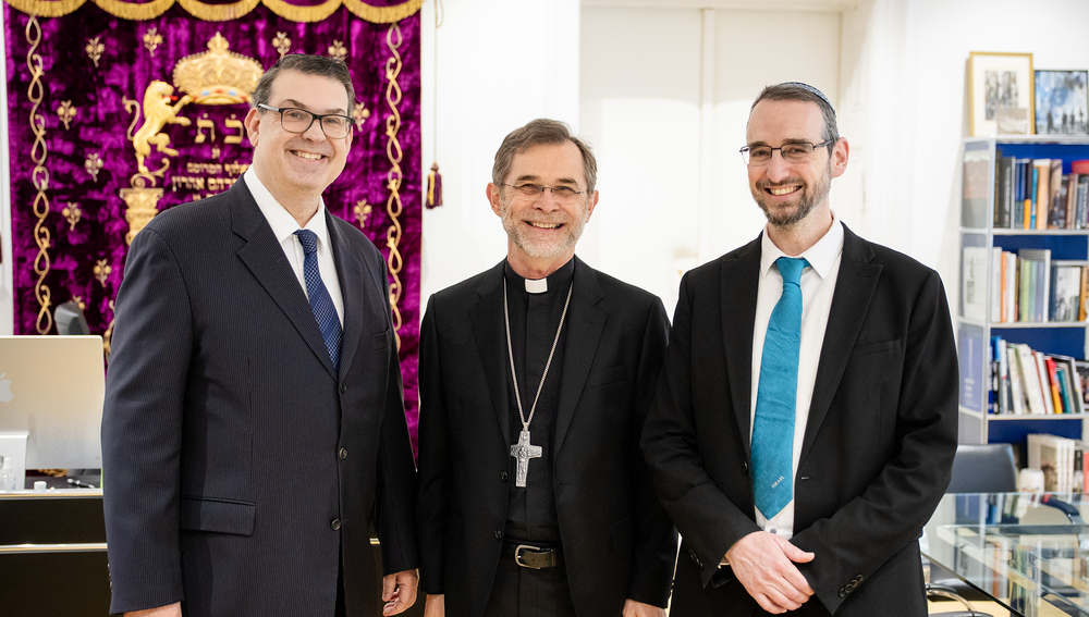 Wiener Erzbischof Josef Grünwidl (m.) mit Oberrabbiner Jaron Engelmayer (r.) und IKG-Präsident Oskar Deutsch (l.)