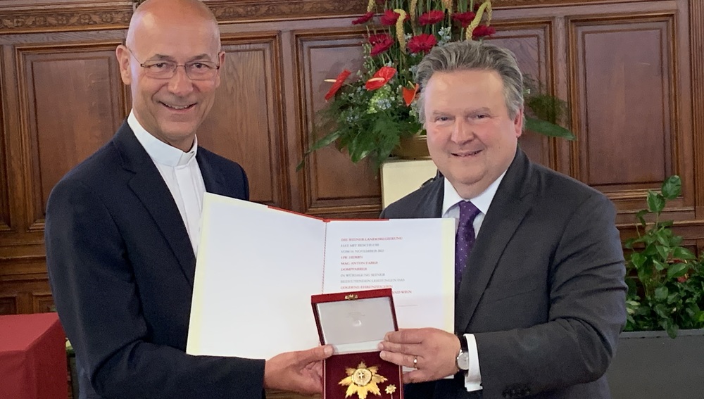 Verleihung des Goldenen Ehrenzeichens für Verdienste um das Land Wien durch BM Michael Ludwig an Dompfarrer Toni Faber am 27. Mai 2024