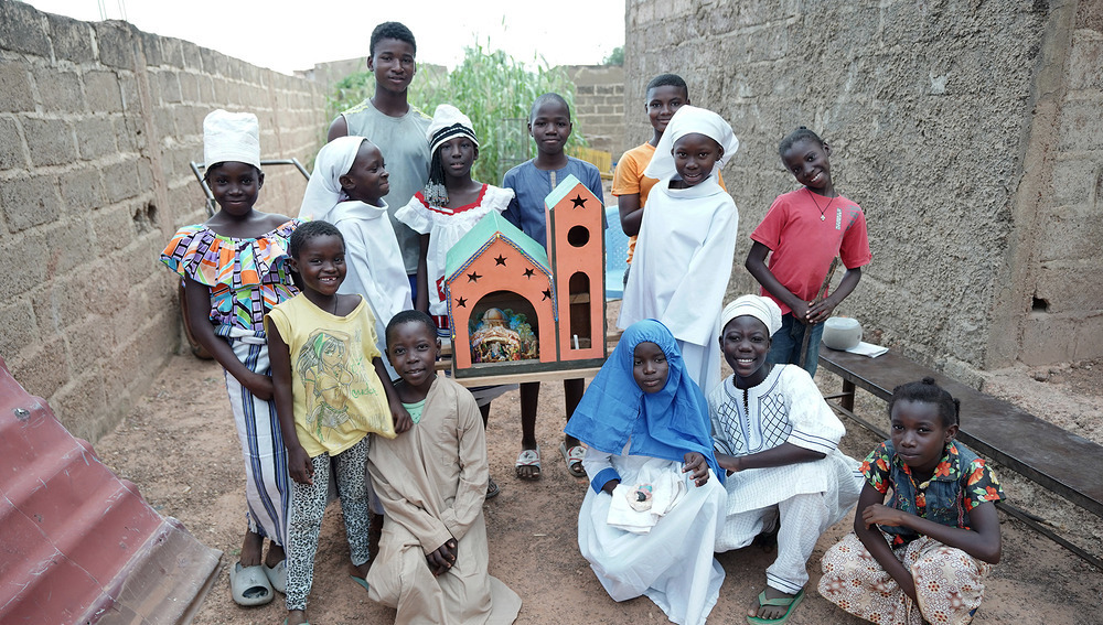 Teilnehmer eines Krippenspiels in Burkina Faso