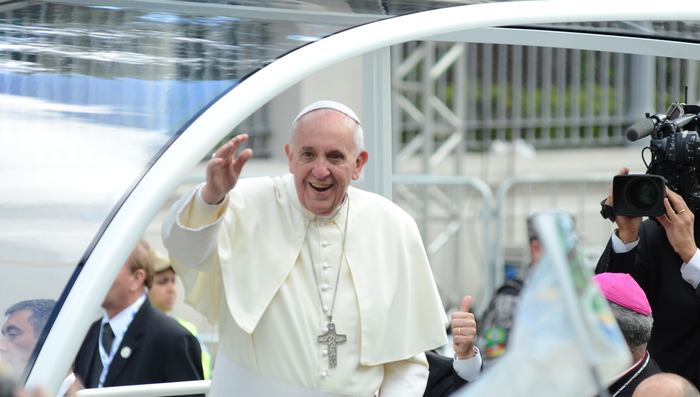 Papst Franziskus winkt