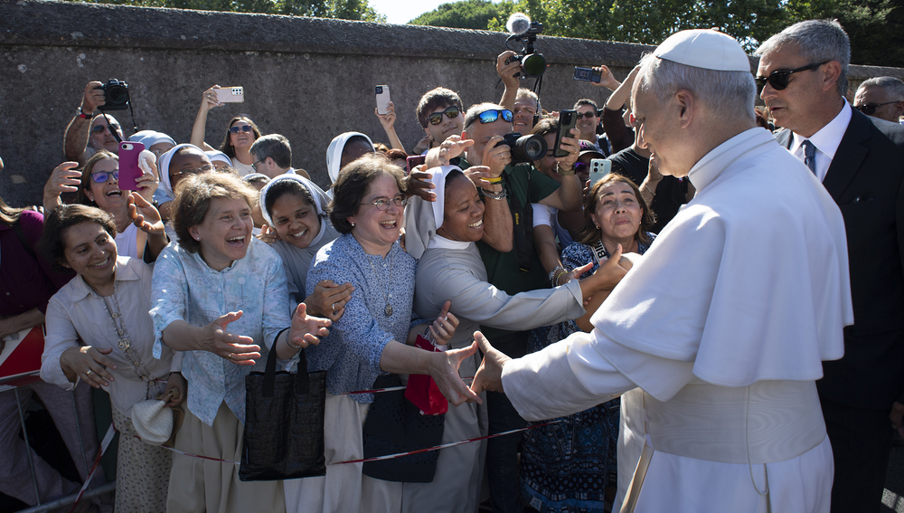 Papst grüßt Menschen vor Villa Barberini in Castel Gandolfo