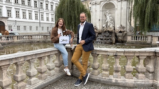 Die beiden Hosts von 'Amen und Action' - Helene Ziegler (l.) Simon Ebner (r.)