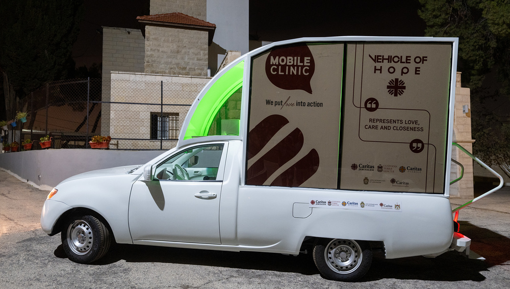 Zu mobiler Kinderklinik umgebautes Papamobil