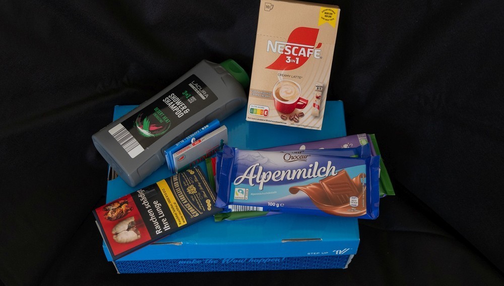 Schuhkarton mit Weihnachtsgeschenken für Häftlinge