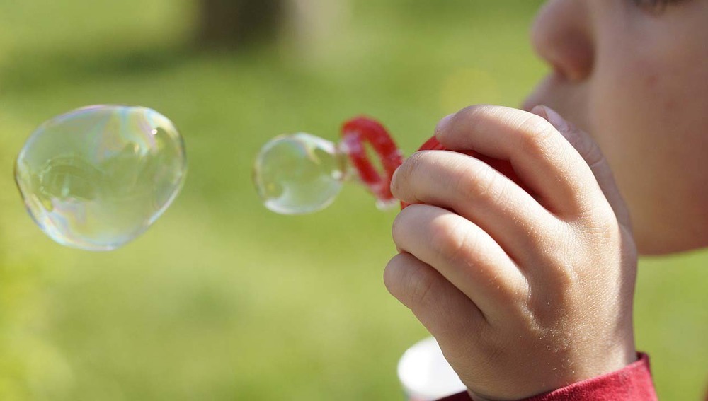 Kind mit Seifenblasen