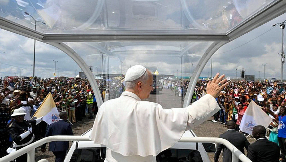 Papst im Papamobil grüßt Menschenmenge in Kamerun
