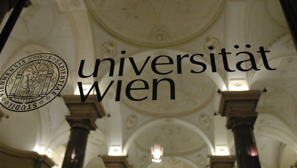 Eingang zum Hauptgebäude der Universität Wien