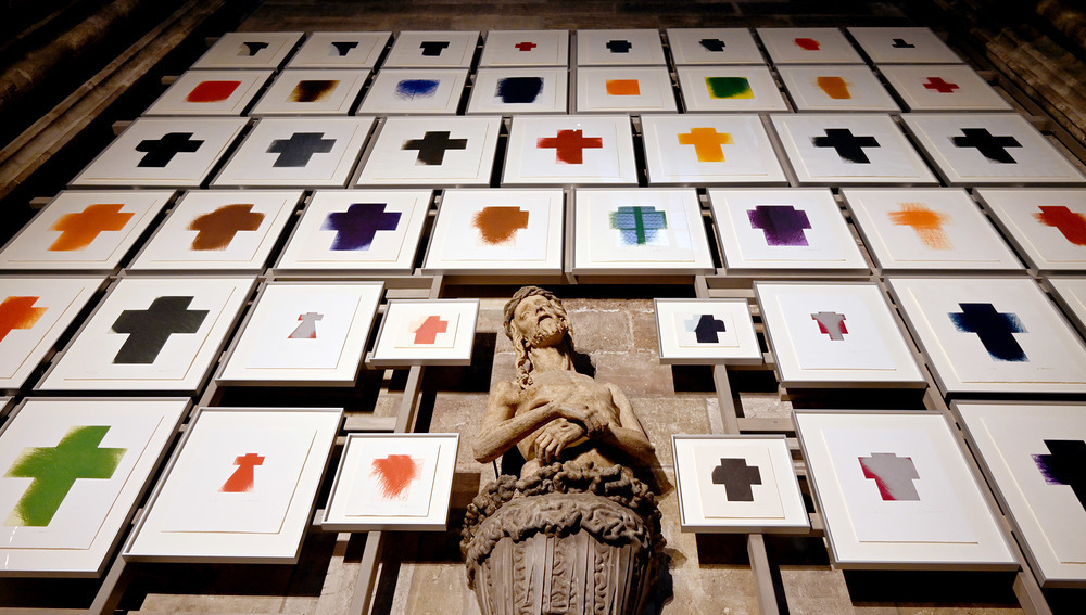 Kreuzdarstellungen von Arnulf Rainer rund um den 'Zahnwehherrgott' im Nordausgang des Stephansdomes