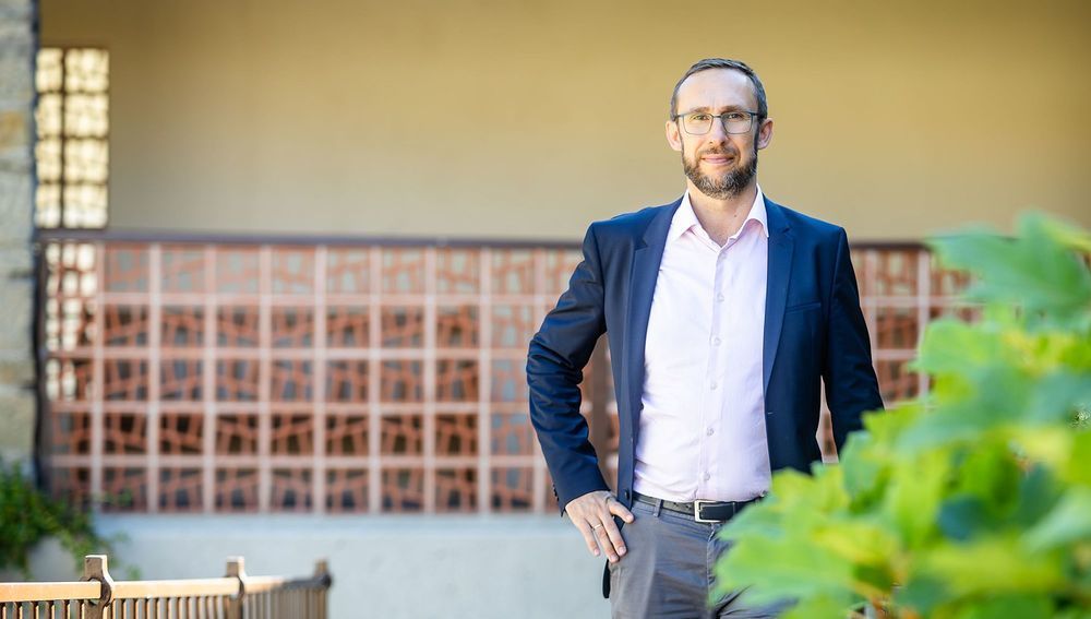 Prof. Roland Bernhard