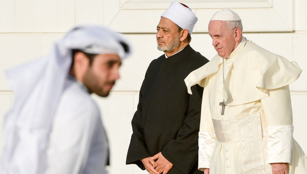 Ahmad al-Tayyeb (Ahmed al-Tayyib), Großscheich der al-Azhar-Universität, und Papst Franziskus bei einem Treffen mit dem 'Muslim Council of Elders' am 4. Februar 2019 in Abu Dhabi.