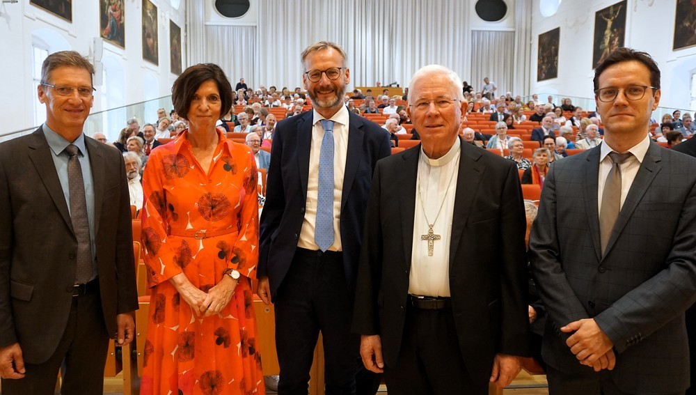 Festakt am 4. August 2024 - v.l. Dietmar Winkler (Dekan), Jutta Allmendinger (Soziologin, Festredner), Martin Weichbold (gf. Rektor/Vizerektor Uni Salzburg), Erzbischof Franz Lackner, Martin Dürnberger (SHW-Obmann)