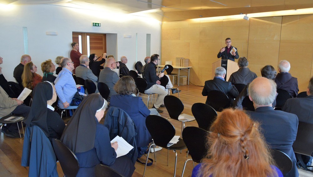 Religionswissenschaftler der Universität Graz bei einem Vortrag am 5. Oktober 2022 in Graz beim Symposion 'Das Heilige'