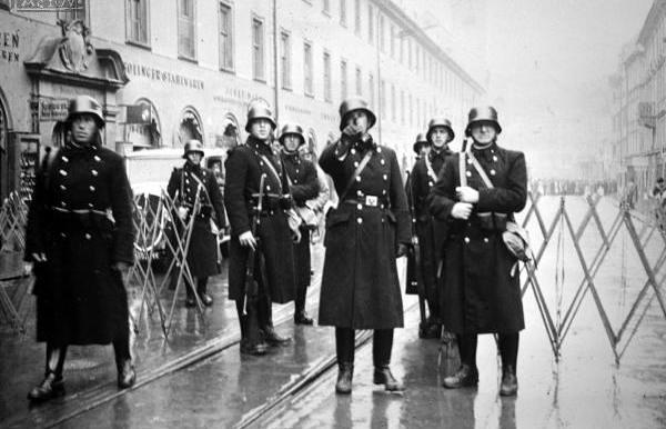 Soldaten vor Straßensperren, die während der Februarkämpfe 1934 in den Wiener Straßen errichtet wurden
